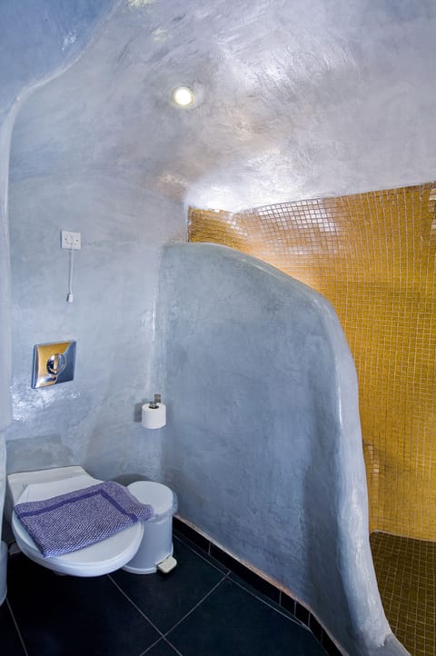 Shower, rainfall showerhead, free toiletries, hair dryer