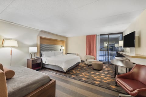 Premium Room, 1 King Bed | Premium bedding, pillowtop beds, desk, blackout drapes