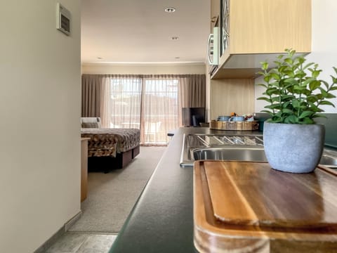 Deluxe Studio, Jetted Tub | Private kitchen | Fridge, microwave, coffee/tea maker, electric kettle