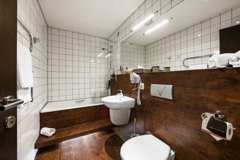 Deluxe Double Room | Bathroom | Free toiletries, hair dryer, towels