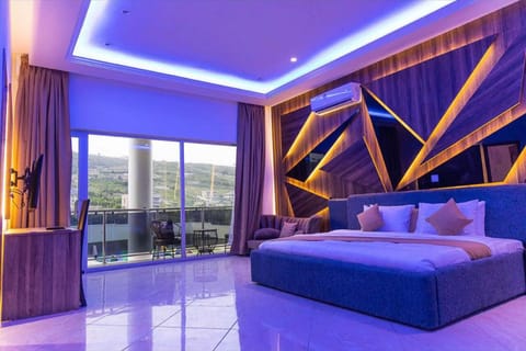 Luxury Room | In-room safe, desk, laptop workspace, blackout drapes
