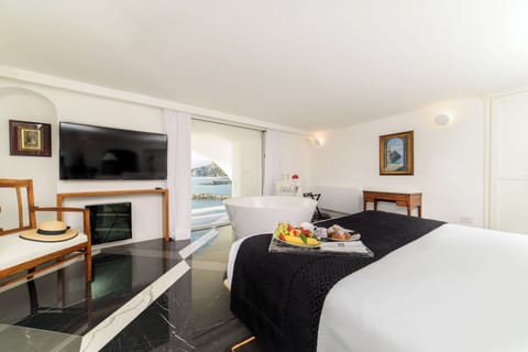 In-room safe, soundproofing, iron/ironing board, free WiFi