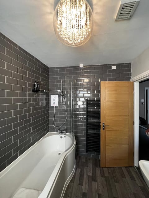 Luxury Suite, Ensuite (Queen) | Bathroom