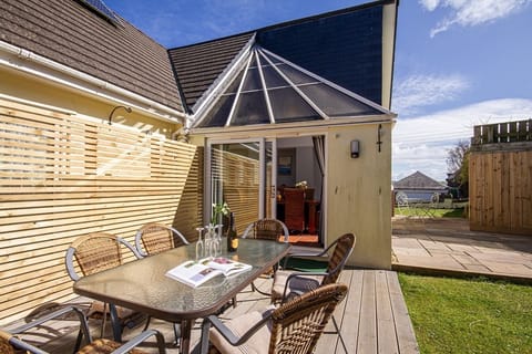 Use of front and rear gardens, seting and barbecue