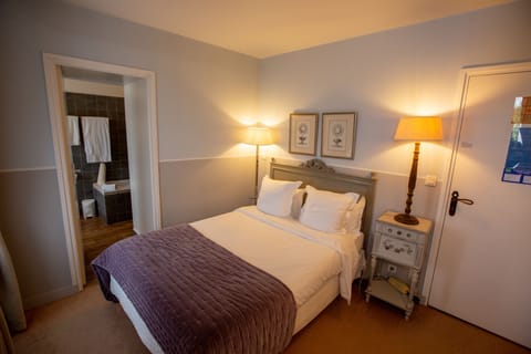 Double Room, Garden View | In-room safe, desk, iron/ironing board, free WiFi