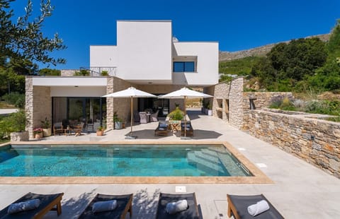 Villa Praska offers a very comfortable living room, a fully equipped kitchen with dining area, 3 en-suite bedrooms
