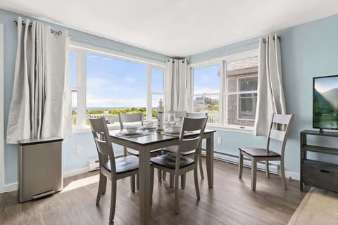 Fully equipped open kitchen and living room, strong WiFi and smart TV