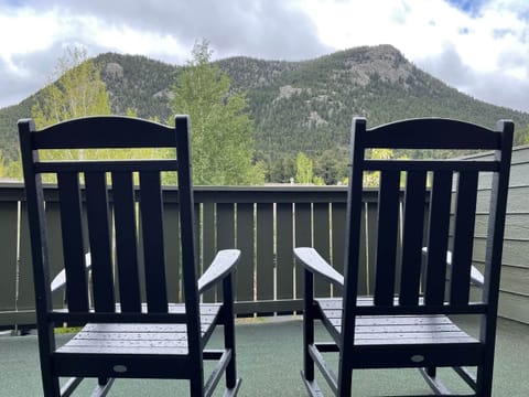 Imagine sipping your morning coffee while captivated by the panoramic beauty of Prospect Mountain