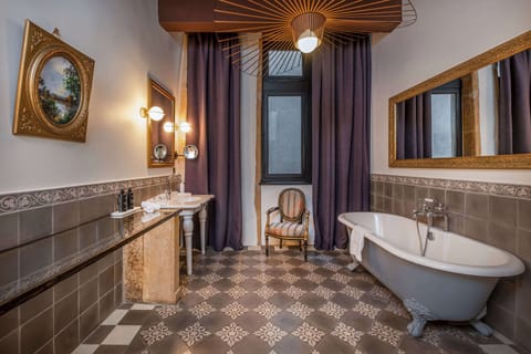 Suite (Collection) | Bathroom | Combined shower/tub, free toiletries, hair dryer, bathrobes