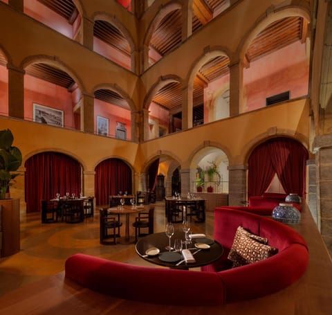 2 restaurants; lunch and dinner served