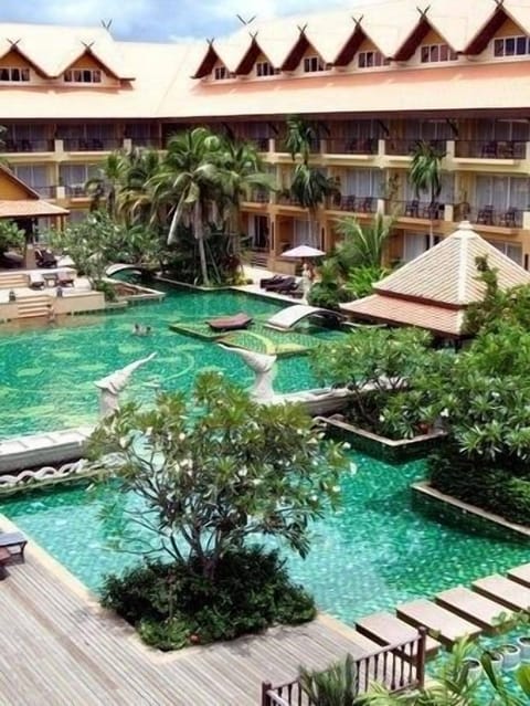 2 outdoor pools