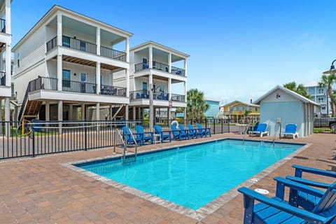 Beachy Keen. Wonderful 4BR. Heatable community pool at your doorstep, and super easy beach access too!