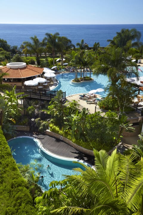 2 indoor pools, 2 outdoor pools