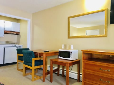 Standard Room, 1 King Bed | Desk, soundproofing, iron/ironing board, rollaway beds