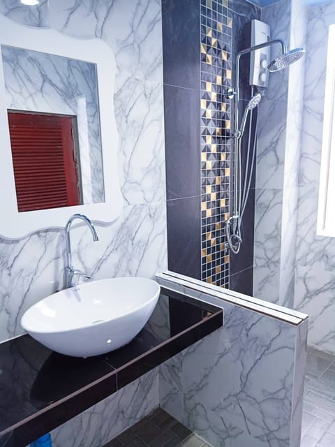 Triple Room (Air Con) | Bathroom | Shower, free toiletries, hair dryer, towels