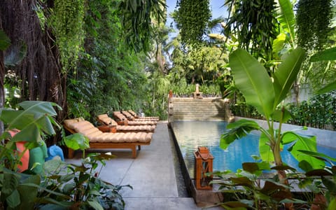 2 outdoor pools, sun loungers