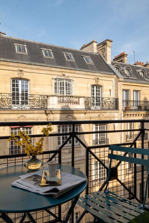 Double Room (Grand Lit) | Free minibar items, in-room safe, desk, soundproofing