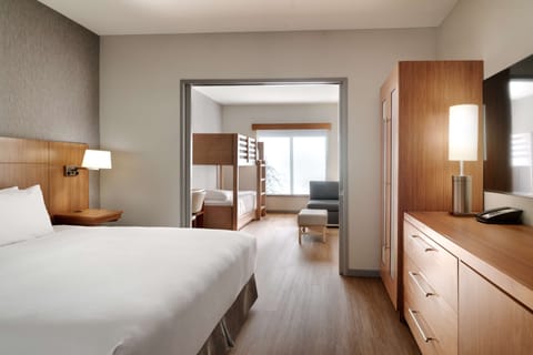 Family Room (1 King Bed & 2 Bunk beds) | Premium bedding, in-room safe, desk, laptop workspace