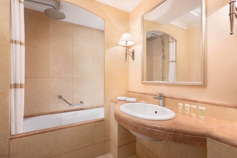 Combined shower/tub, free toiletries, hair dryer, bidet