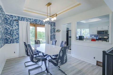 Surround yourself with blue leafy vines and tropical feelings of vacation!