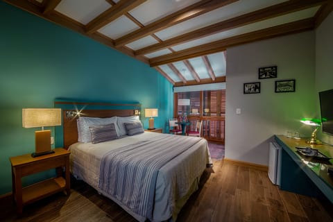 Deluxe Room | Hypo-allergenic bedding, in-room safe, desk, blackout drapes