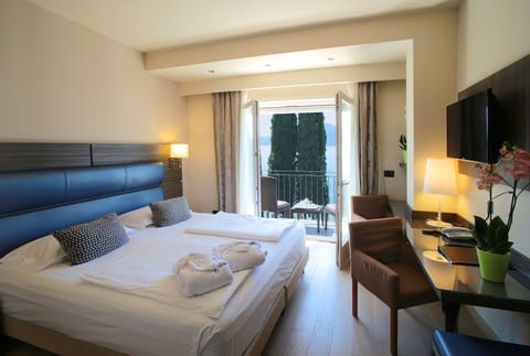 Double Room, Lake View | Minibar, in-room safe, desk, free WiFi