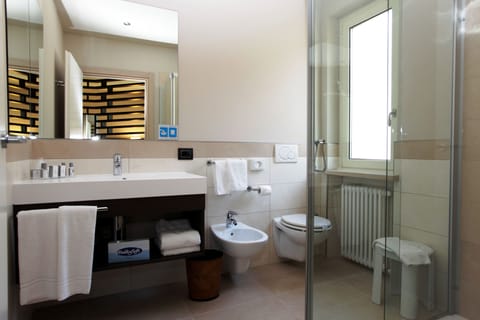 Double Room, Balcony | Bathroom | Free toiletries, hair dryer, bathrobes, bidet