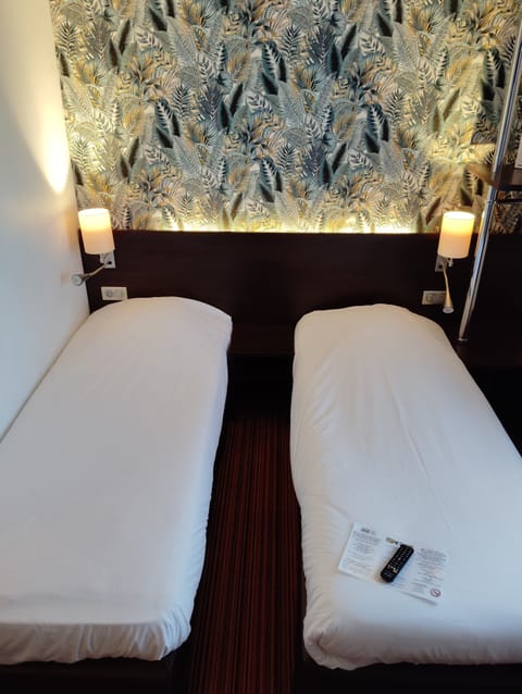 Desk, soundproofing, free WiFi, bed sheets