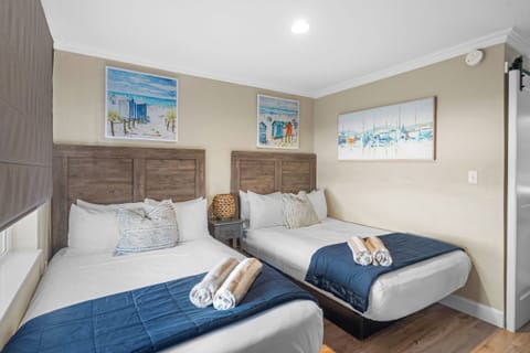 Comfort Room, 2 Double Beds, Non Smoking | Individually furnished, free WiFi, bed sheets