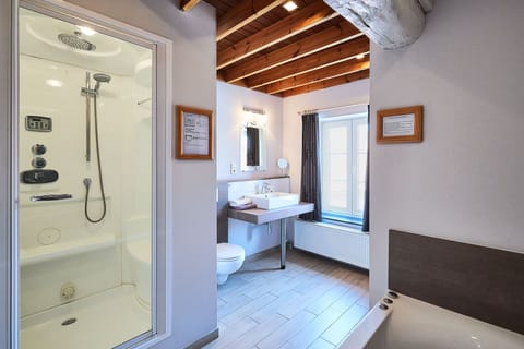 Standard Double Room | Minibar, in-room safe, free WiFi, bed sheets