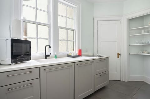 Executive Queen Suite, 1 Queen Bed with Sofa Bed | Private kitchen | Coffee/tea maker, electric kettle