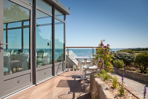 Breakfast, lunch, dinner served; Regional cuisine 