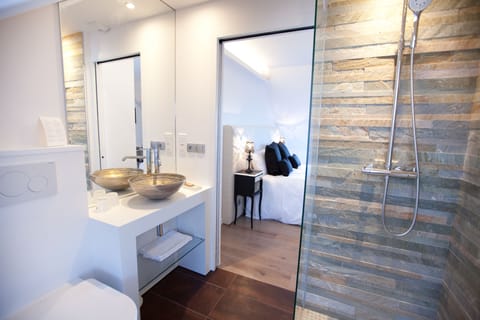 Comfort Room | Bathroom | Shower, free toiletries, hair dryer