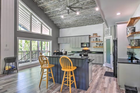Dining Area & Kitchen