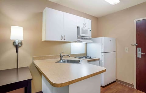 Studio, 1 Queen Bed, Non Smoking | Desk, free WiFi, bed sheets