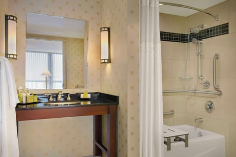Family Suite– 1 King Bed– Mobility/Hearing Accessible w/ Bathtub | Bathroom | Combined shower/tub, free toiletries, hair dryer, towels