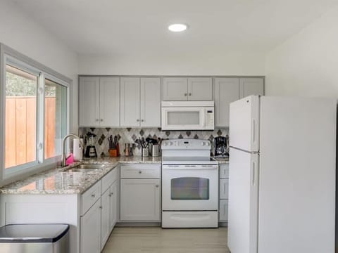 With plenty of natural light and all your essential applications, this fully equipped kitchen has everything you need for all your cooking needs!