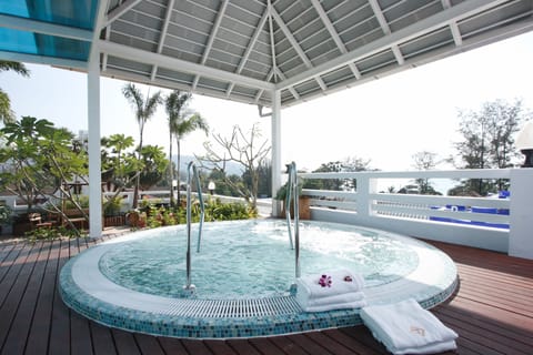 Indoor spa tub