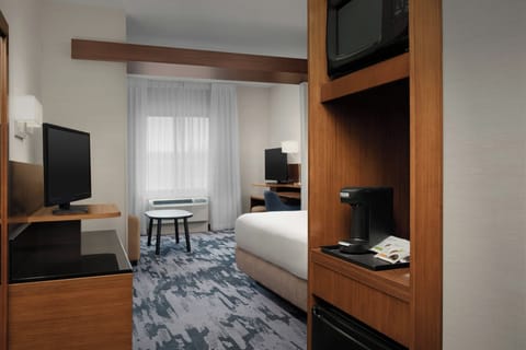 Executive Suite, 1 King Bed with Sofa bed | In-room safe, desk, blackout drapes, iron/ironing board