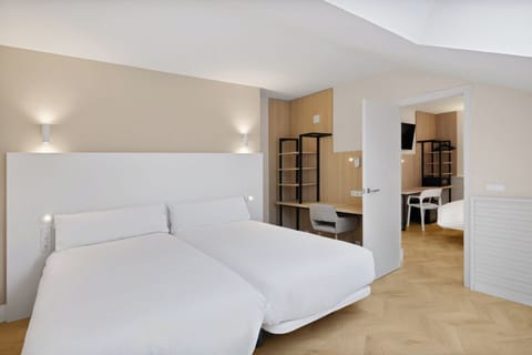 Quadruple Room | In-room safe, iron/ironing board, free WiFi, bed sheets
