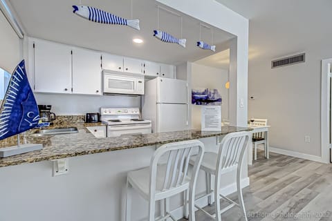 Apartment, 1 Bedroom | Private kitchen | Full-size fridge, microwave, oven, stovetop