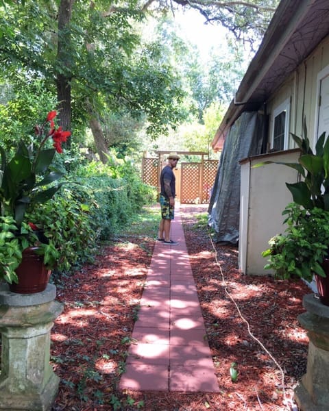 alleyway/entrance to your private courtyard