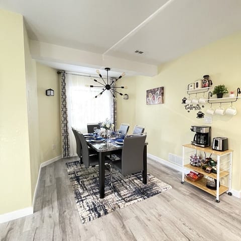 Dining area& coffee bar 