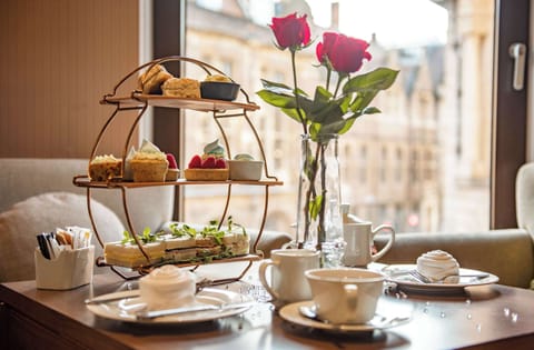 Serves lunch and dinner