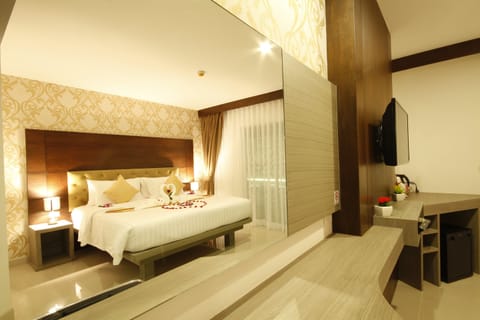 Deluxe Double Room | Minibar, in-room safe, desk, blackout drapes