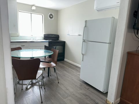 1 Bedroom Apartment, 3 Queen Beds, Full Kitchen, Non Smoking | In-room dining