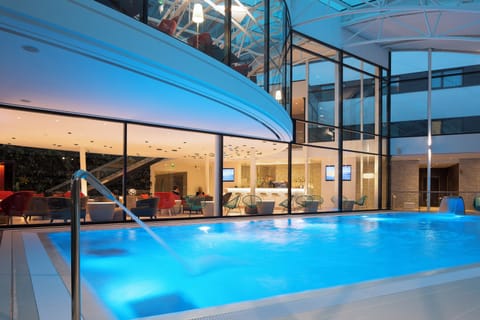 Indoor pool, sun loungers
