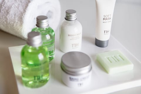 Combined shower/tub, eco-friendly toiletries, hair dryer, bidet