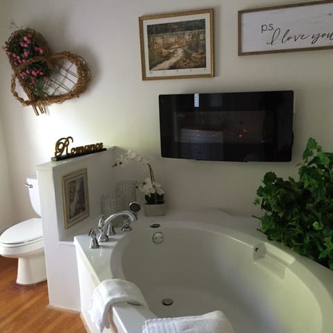 Deep soaking bathtub