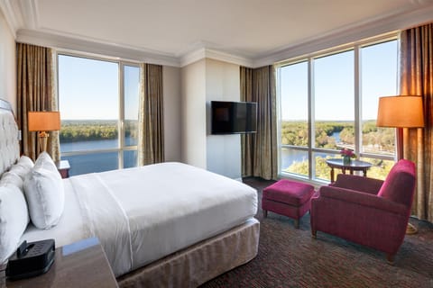 1 Bedroom Suite, 1 King Bed, Lake View | Premium bedding, minibar, in-room safe, desk